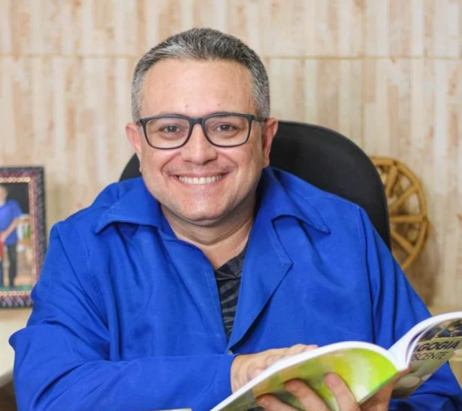 Foto de Cesar Holanda, psicopedagogo que compartilhou seu depoimento sobre o manual